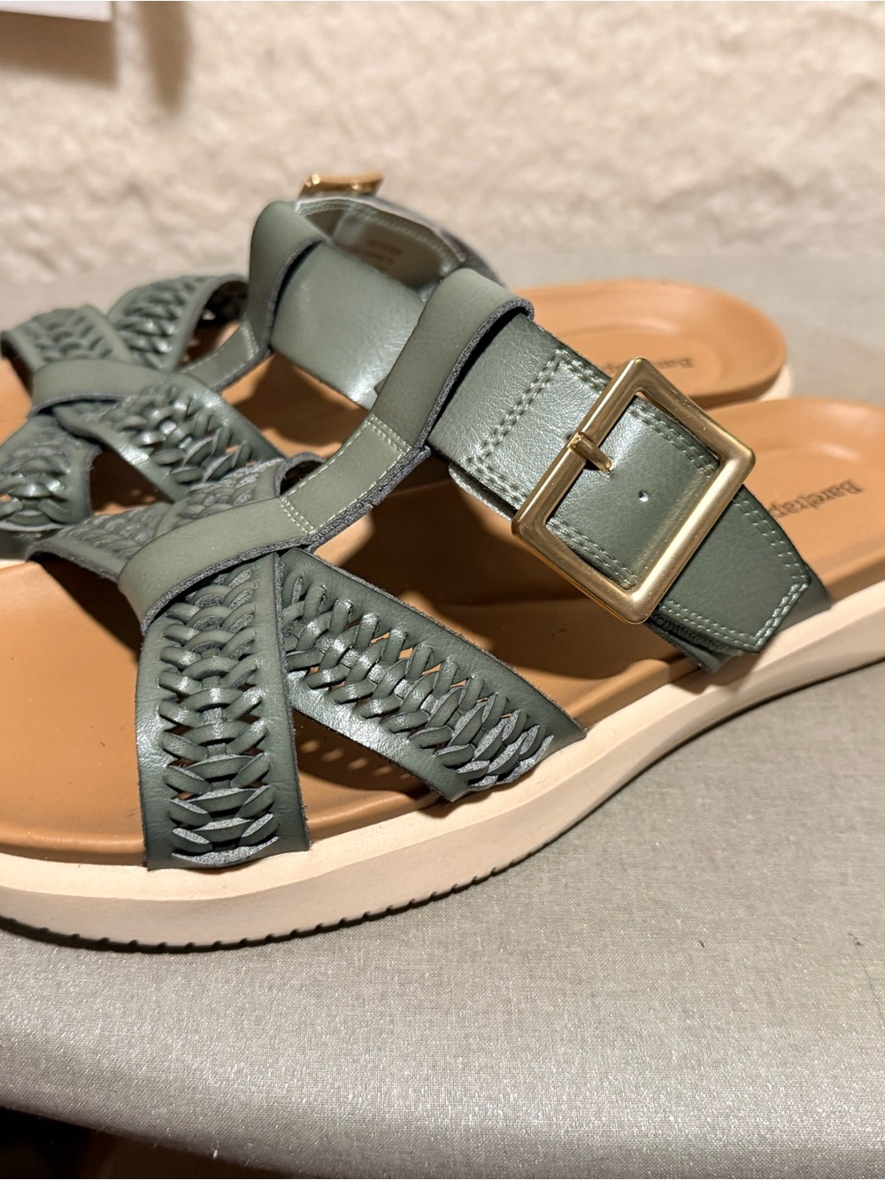 Women's BareTraps Green Woven Leather Sandals with Gold Buckle sz 10